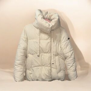 BCBGMAXAZRIA‎ Women's Quilted Winter Puffer
Coat with Oversized Hood Size Medium